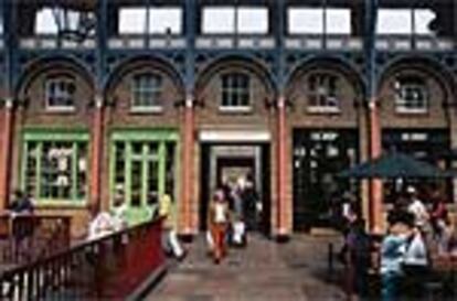 En los diferentes niveles del mercado de Covent Garden se concentran comercios y cafés.