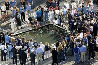 Familiares de las víctimas llenan de flores un estanque donde estuvo la Torre Norte del World Trade Center.