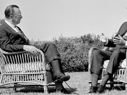 El periodista estadounidense, Walter Cronkite, entrevista al presidente de EE UU en  septiembre de 1962 para la cadena CBS.