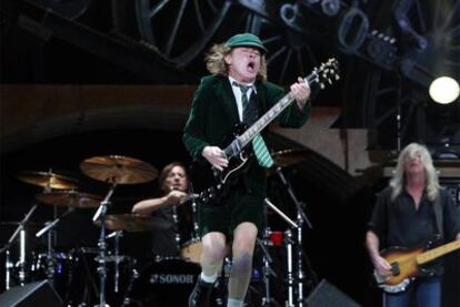 Angus Young, solista de AC/DC, durante un concierto de la banda el año pasado en Madrid.