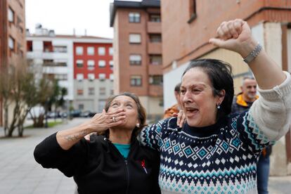 Dos mujeres celebran el segundo premio del sorteo de Navidad vendido al bar Uri de Mungia (Bizkaia).
