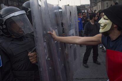 Un hombre se manifiesta en el zócalo capitalino durante el aniversario de la marcha del halconazo, en 2013.