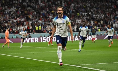 Harry Kane celebra su gol de penalty ante Francia.  