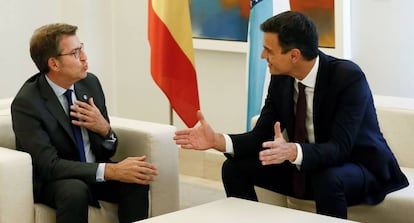 El presidente del Gobierno Pedro Sánchez, durante su encuentro con el presidente de la Xunta, Alberto Núñez Feijóo en el Palacio de la Moncloa.