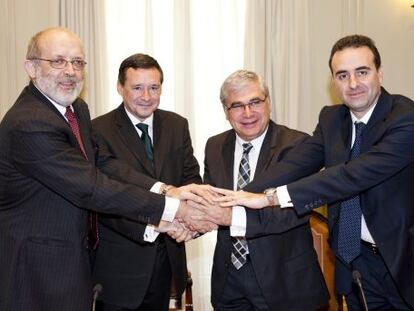 Los representantes del CGPJ y la Fundación Agbar, durante la firma del acuerdo.