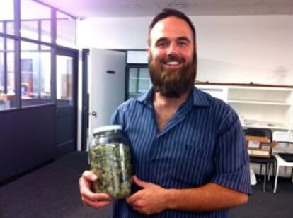 Adam Henry, com um de seus potes de maconha no dispensário onde montou um mercadinho, em Los Angeles.