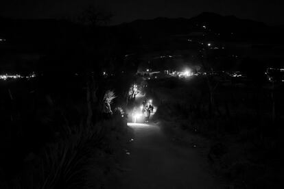 El tránsito de peregrinos continúa a lo largo de toda la noche. El paisaje se ilumina con una fila interminable de luces que iluminan las pequeñas veredas. 