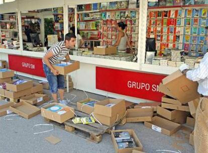 Preparativos para la apertura de la 68ª edición de la Feria del Libro de Madrid, ayer.