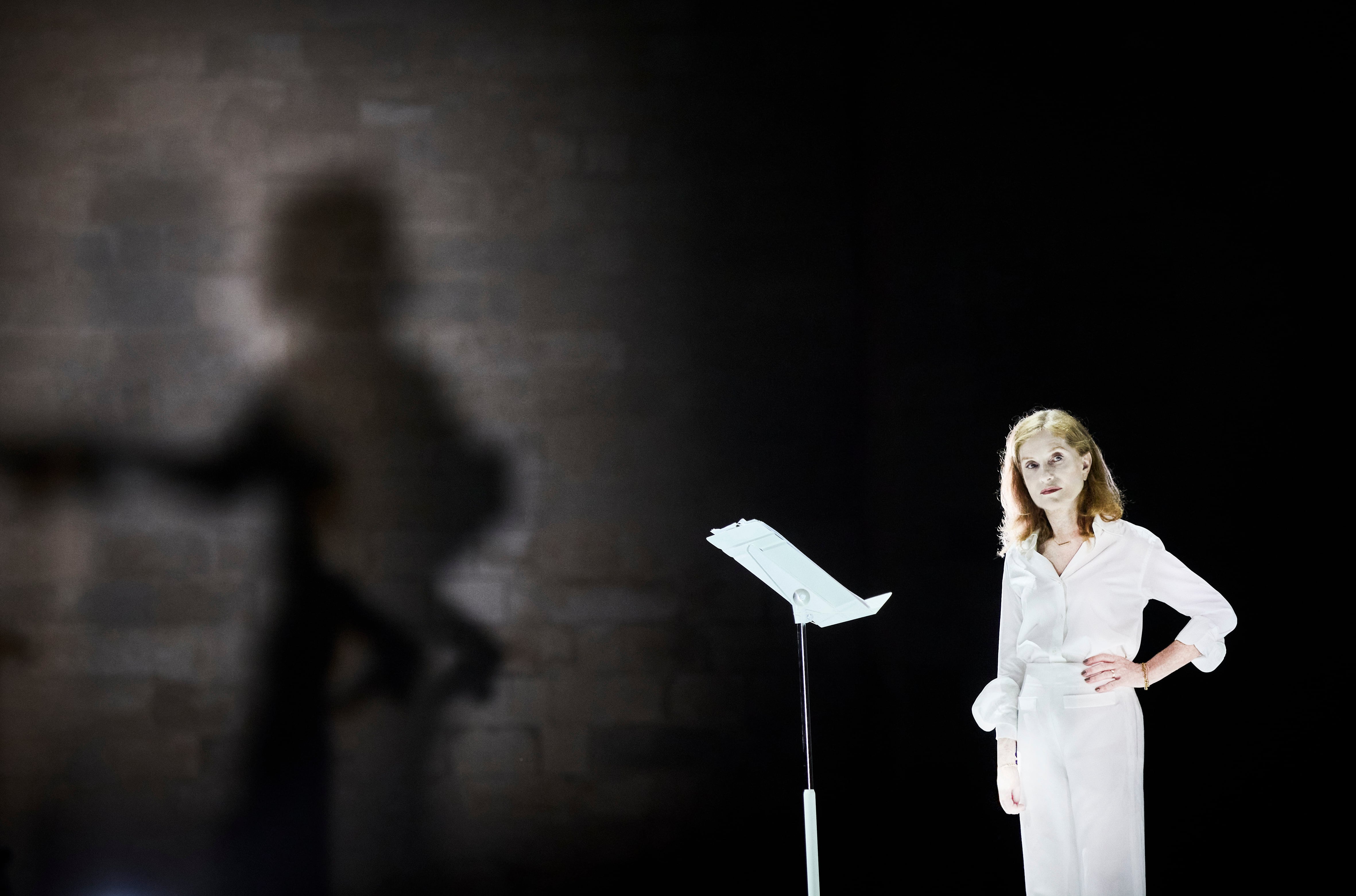 Isabelle Huppert en el Palacio de los Papas de Aviñón, durante la lectura dramatizada inspirada en 'Imposible decir adiós', de Han Kang, premio Nobel de Literatura en 2024.