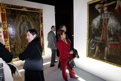 Un aspecto de la apertura de <i>Iberoamérica mestiza,</i> con la <i>Virgen de Guadalupe</i>, de Arellano (siglo XVIII), a la izquierda, y el <i>Ángel arcabucero</i> (XVII).