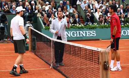 El tenista británico, Andy Murray (i) y el tenista serbio, Novak Djokovic, eligen campo, al inicio del partido que los enfrentará en la final de Roland Garros.