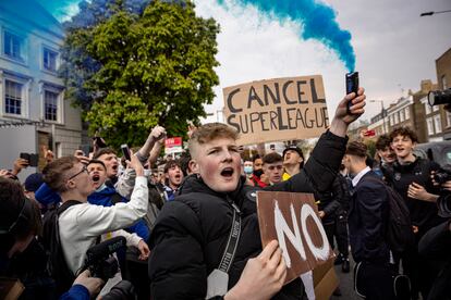 Torcedores do Chelsea protestam em frente ao estádio do clube: "Cancelem a Superliga"