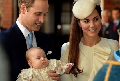 Guillermo de Inglaterra y Kate Middleton, con su hijo Jorge.