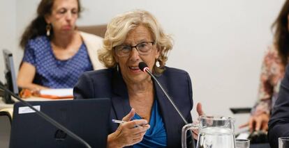 La Alcaldesa Manuela Carmena en una comisión municipal.