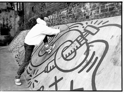 El artista plástico Keith Haring realiza una pintada "antisida" en un muro del barrio chino de Barcelona.