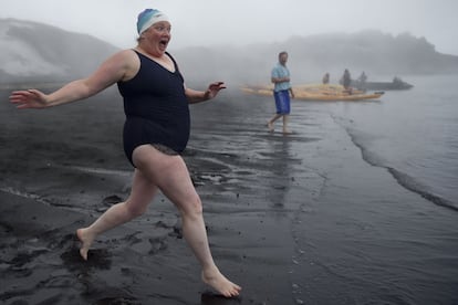 Una turista corre a bañarse en las aguas termales de la Isla Decepción, en la Antártida.