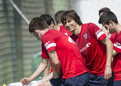 Iturraspe sonríe a la cámara en el entrenamiento del Athletic.