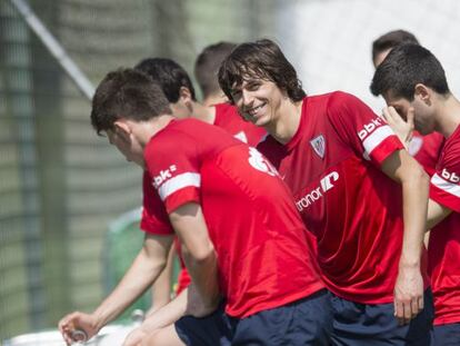 Iturraspe sonríe a la cámara en el entrenamiento del Athletic.