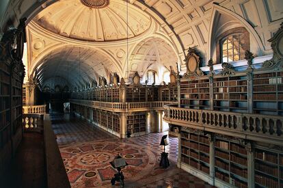 La majestuosa biblioteca del palacio.