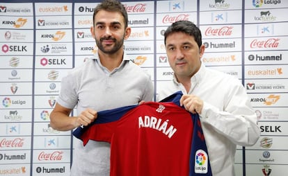 Adrián López, presentado junto al director deportivo, Braulio.