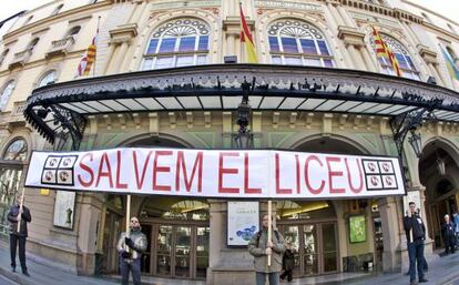 Un grupo de trabajadores del Teatro del Liceo de Barcelona durante una concentración ante las puertas del teatro, el pasado 13 de febrero.
