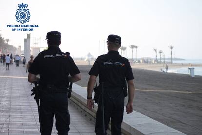 Agentes de la Policía Nacional en Motril (Granada).