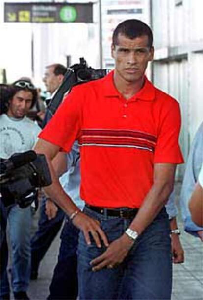 Rivaldo, en el aeropuerto del Prat, a su regreso de Brasil.