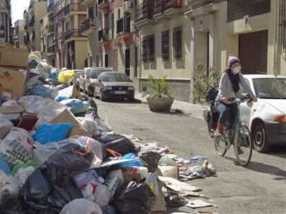 La huelga deja toneladas de basura en las calles de Sevilla