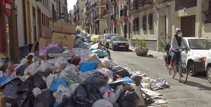 La huelga deja toneladas de basura en las calles de Sevilla