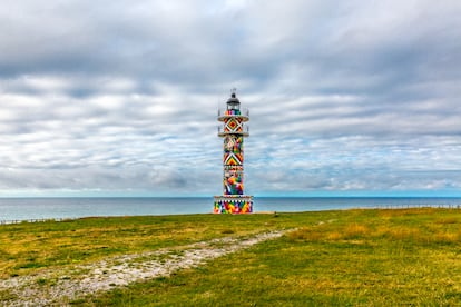 El faro de Ajo, la fantasía del artista cántabro Okuda San Miguel en Bareyo (Cantabria).