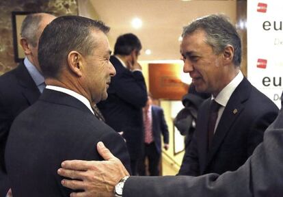Urkullu (derecha) saluda al presidente del Gobierno de Canarias, Paulino Rivero, hoy durante el transcurso de un desayuno informativo en Madrid.