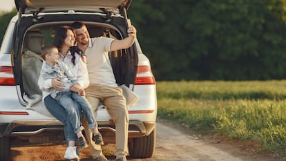 productos imprescindibles para viajar en coche, almohadas, accesorios coche, ¿qué debo llevar para un viaje largo?, dispensador de pañuelos, reposacabezas lateral, soportes, viajar en coche con niños