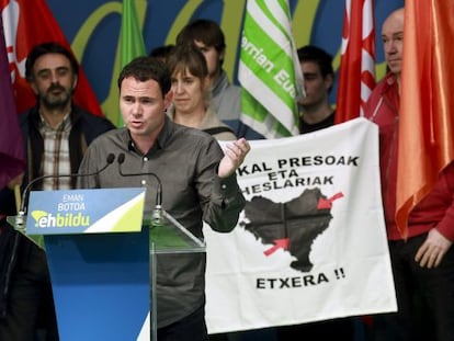 El presidente de Sortu y portavoz de EH Bildu, Hasier Arraiz), durante su intervención en un acto de campaña del 24-M.
