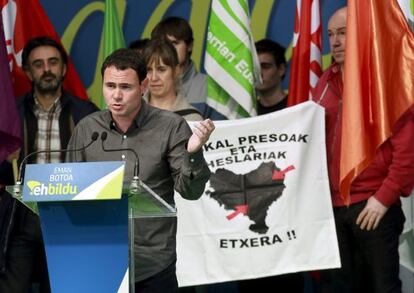 El presidente de Sortu y portavoz de EH Bildu, Hasier Arraiz), durante su intervención en un acto de campaña del 24-M.