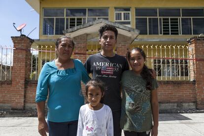 La casa de Carmen resultó muy afectada por el sismo del 19 de septiembre, pero aún vive en ella con sus tres hijos y su marido. Habitan todos la primera planta porque la segunda está llena de grietas. Sus dos hijas pequeñas, de 6 y 11 años, se sienten muy inseguras dentro. “Después del terremoto, no querían entrar en casa y le pidieron a su padre que les construyese una habitación en el jardín, aunque fuese de láminas”, recuerda. 