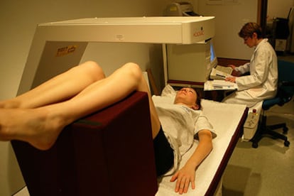 Una de las voluntarias del experimento Wise durante una prueba médica.