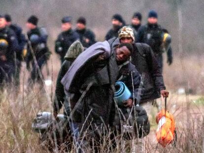 La policía desaloja un campamento de migrantes, el pasado 29 de diciembre en Calais (Francia).
 