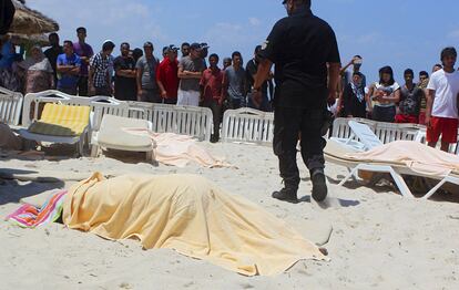 El cuerpo sin vida de un turista permanece en la playa tras el ataque terrorista en un hotel de Susa (Túnez).