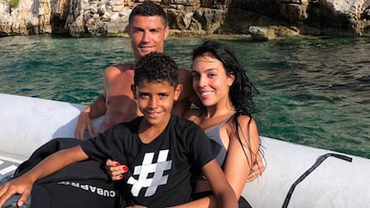 Cristiano Ronaldo con su hijo, Cristiano Jr, y Georgina Rodríguez, durante la primera parte de sus vacaciones de este verano, que ha pasado junto a toda su familia en la costa griega. Durante ellas se confirmó que el delantero abandonaba el club blanco y firmaba contrato con el equipo italiano de la Juventus. Hoy se oficializa su presentación en Turín, una celebración discreta a puerta cerrada, que no ha evitado la expectación de la afición. Tras su paso por que será su nueva ciudad de residencia, el deportista reanudará sus vacaciones hasta que se reincorpore a los entrenamientos de su nuevo club.