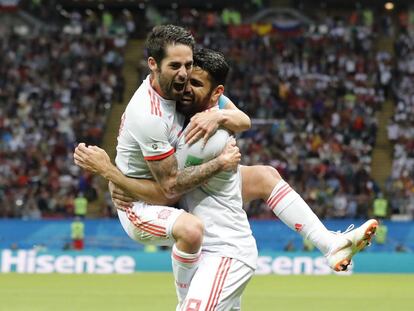 Diego Costa (derecha) celebra con Isco su gol.