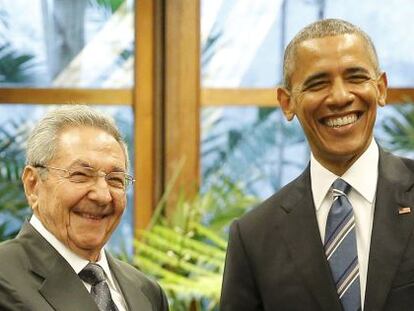 El presidente de Estados Unidos, Barack Obama, da la mano al presidente de Cuba, Ra&uacute;l Castro, en el encuentro que han mantenido hoy en La Habana.