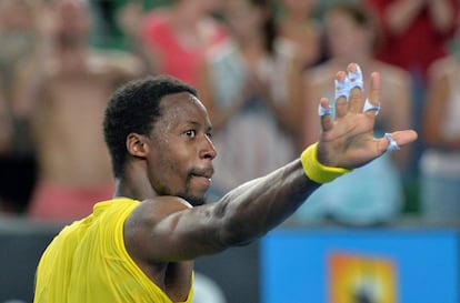 Gael Monfils saluda al público de Melbourne tras vencer al estadounidense Ryan Harrison en segunda ronda. 