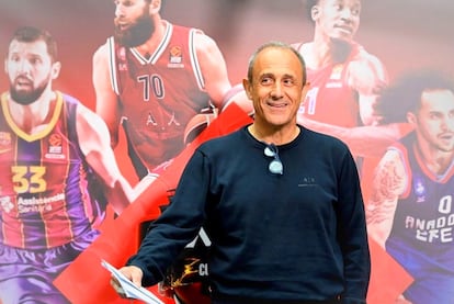 Ettore Messina posa en Colonia ante uno de los carteles de la Final Four de la Euroliga, con las imágenes de Mirotic, Datome, Clyburn y Larkin. Getty