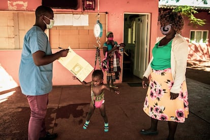 En Mozambique, hasta un 40% de los menores de cinco años sufre malnutrición crónica. En Massaca este problema ha mejorado mucho en los últimos 25 años: al principio morían cinco o seis niños por semana, aseguran quienes lo vivieron, pero hoy ya no se ven apenas fallecimientos. Hay mucho más control gracias al trabajo de sensibilización de los activistas de Khumbuka y a la mejora de las instalaciones sanitarias, entre otros factores.