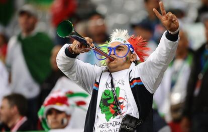 Un aficionado argelino anima a su selección antes del partido ante Inglaterra con una camiseta referente a la independencia del país.