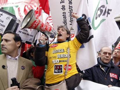 Trabajadores de Justicia protestan contra las tasas en abril de 2013.