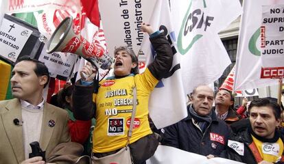 Trabajadores de Justicia protestan contra las tasas en abril de 2013.