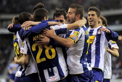 Los jugadores del Espanyol felicitan a Álvaro tras su gol.
