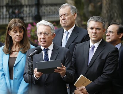 El presidente electo de Colombia, Iván Duque, junto al exmandatario Álvaro Uribe y la vicepresidenta Marta Lucía Ramírez. 