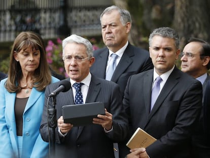 El presidente electo de Colombia, Iván Duque, junto al exmandatario Álvaro Uribe y la vicepresidenta Marta Lucía Ramírez. 